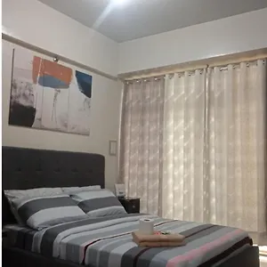 Unit Walking Distance To Airport Appartamento